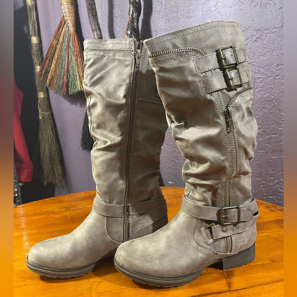 Women’s Fergie, delta size 5